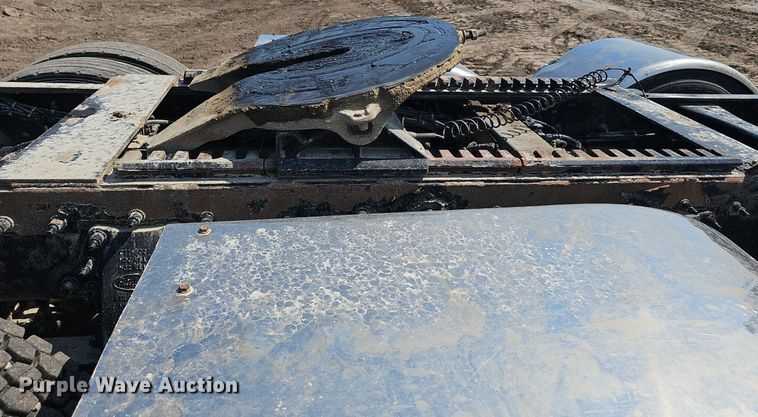 image for item DS4645 2015 Peterbilt 567 semi truck