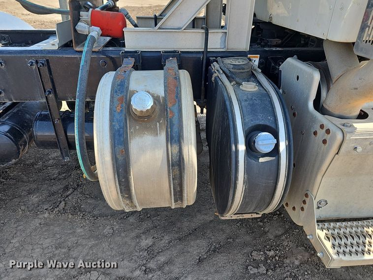 image for item DS4645 2015 Peterbilt 567 semi truck