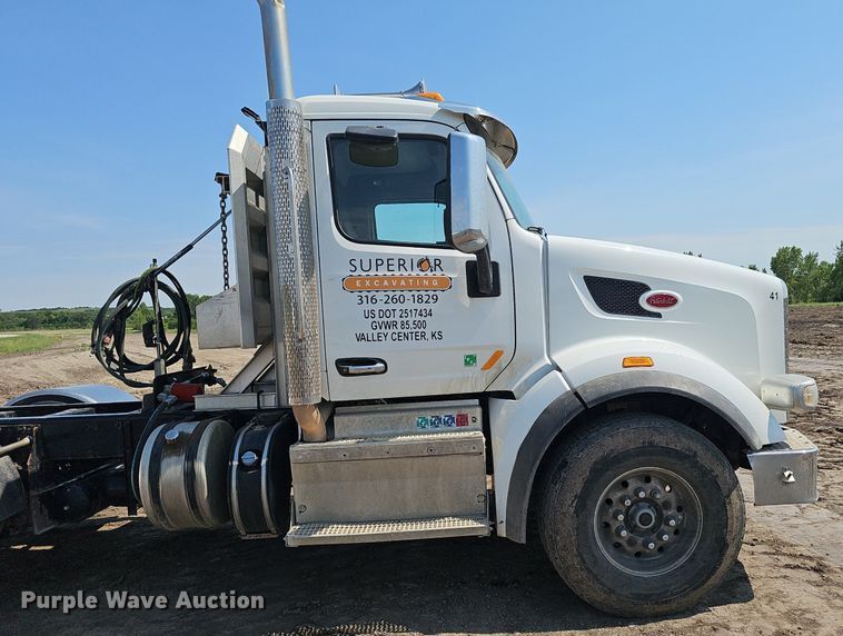 image for item DS4645 2015 Peterbilt 567 semi truck