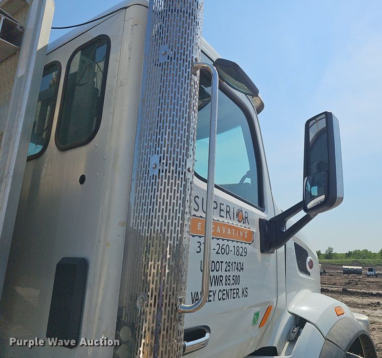 image for item DS4645 2015 Peterbilt 567 semi truck