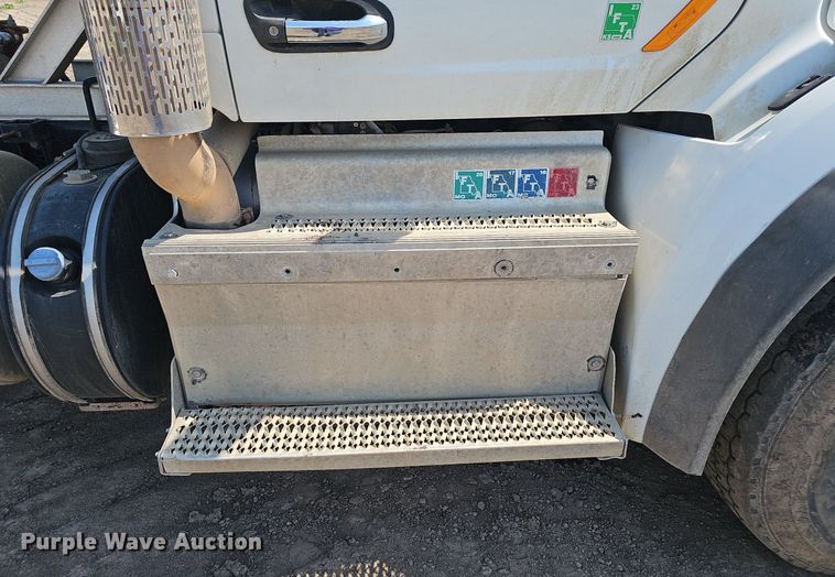 image for item DS4645 2015 Peterbilt 567 semi truck