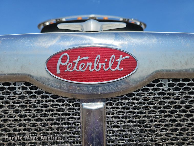 image for item DS4645 2015 Peterbilt 567 semi truck