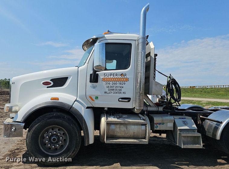 image for item DS4645 2015 Peterbilt 567 semi truck