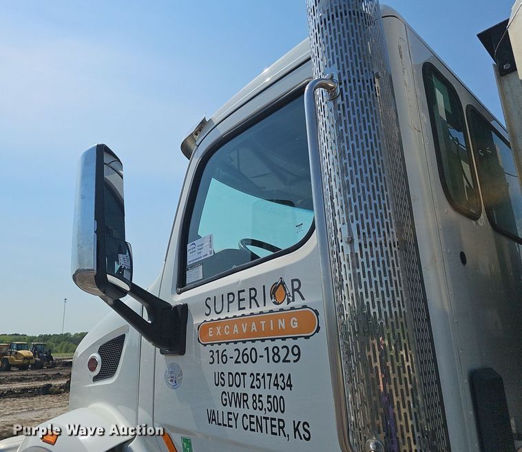 image for item DS4645 2015 Peterbilt 567 semi truck