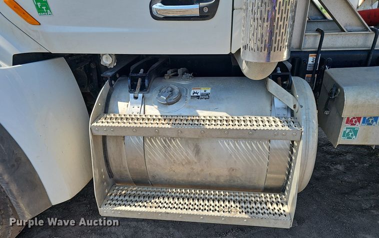 image for item DS4645 2015 Peterbilt 567 semi truck