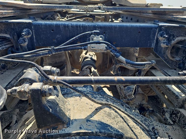 image for item DS4645 2015 Peterbilt 567 semi truck