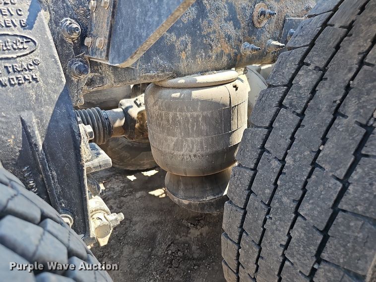 image for item DS4645 2015 Peterbilt 567 semi truck