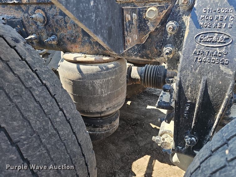 image for item DS4645 2015 Peterbilt 567 semi truck