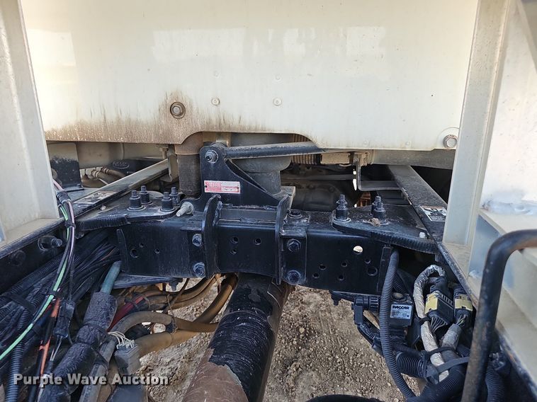 image for item DS4645 2015 Peterbilt 567 semi truck