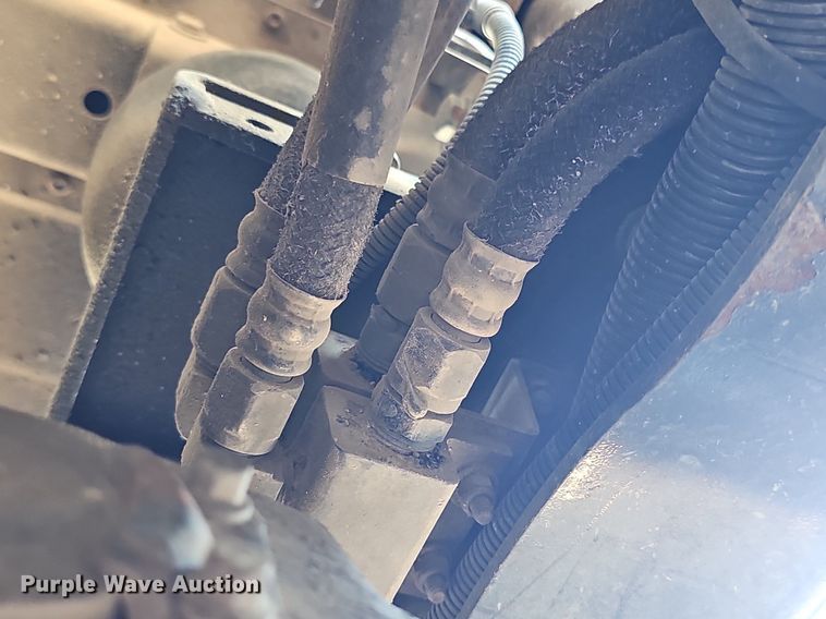 image for item DS4645 2015 Peterbilt 567 semi truck