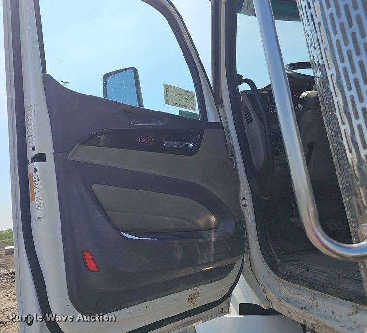 image for item DS4645 2015 Peterbilt 567 semi truck