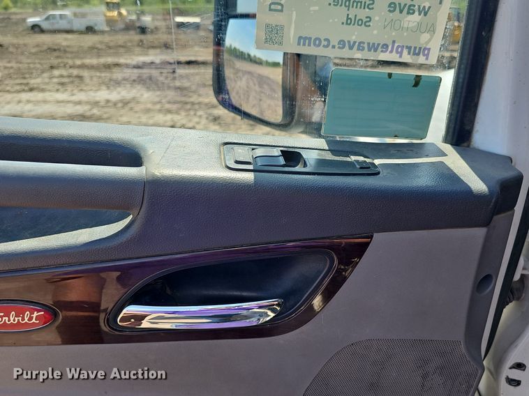 image for item DS4645 2015 Peterbilt 567 semi truck