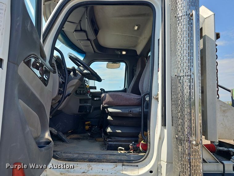 image for item DS4645 2015 Peterbilt 567 semi truck