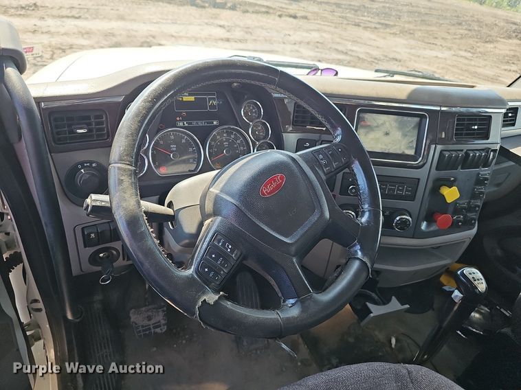 image for item DS4645 2015 Peterbilt 567 semi truck