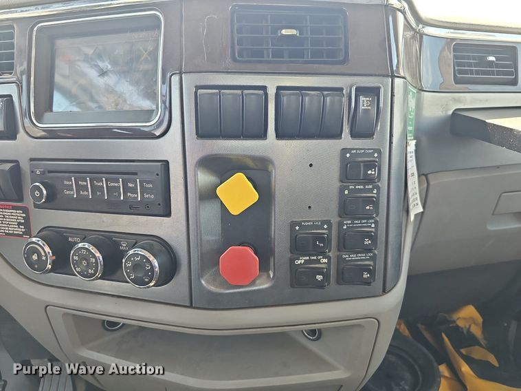 image for item DS4645 2015 Peterbilt 567 semi truck