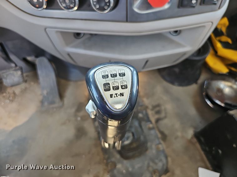 image for item DS4645 2015 Peterbilt 567 semi truck