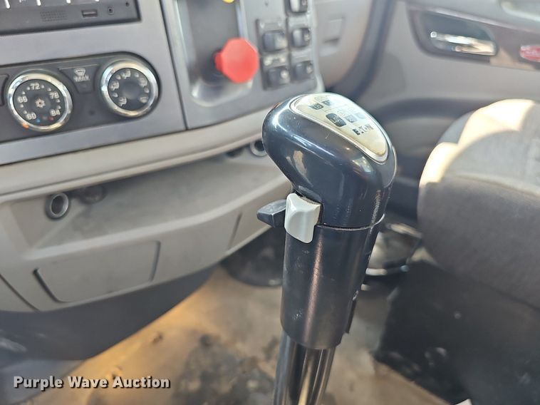 image for item DS4645 2015 Peterbilt 567 semi truck