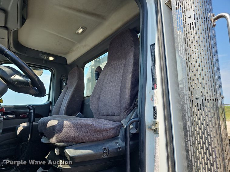 image for item DS4645 2015 Peterbilt 567 semi truck