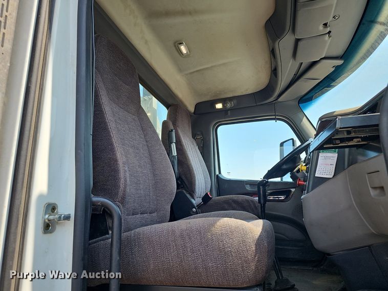image for item DS4645 2015 Peterbilt 567 semi truck