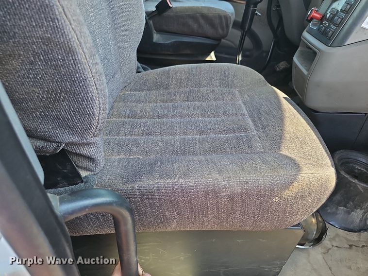 image for item DS4645 2015 Peterbilt 567 semi truck