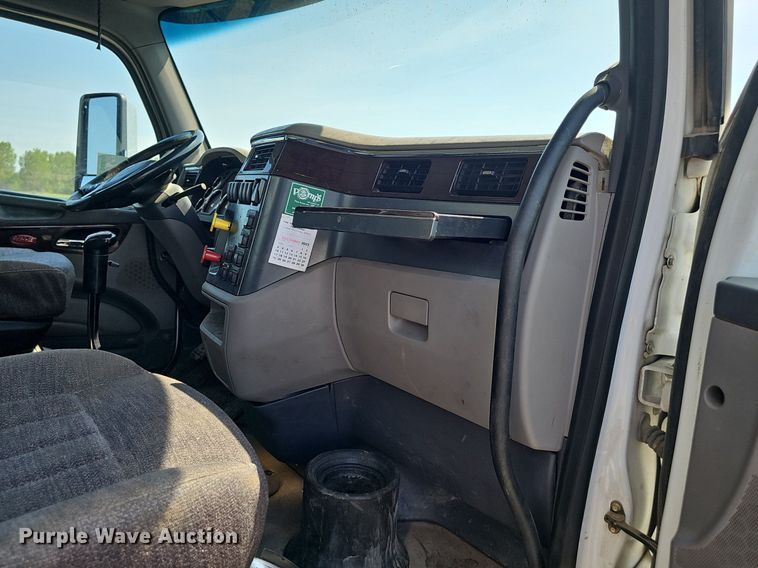 image for item DS4645 2015 Peterbilt 567 semi truck