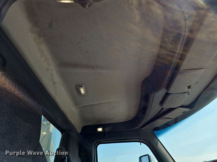 image for item DS4645 2015 Peterbilt 567 semi truck