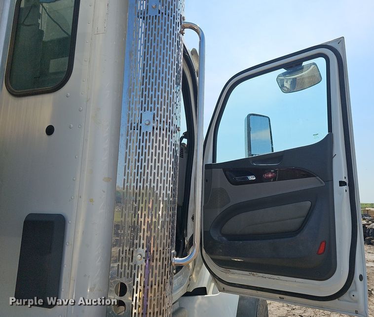 image for item DS4645 2015 Peterbilt 567 semi truck