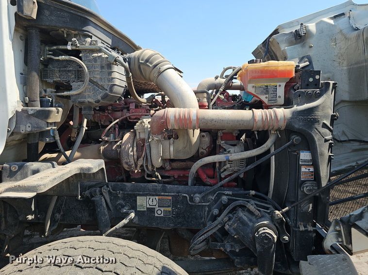 image for item DS4645 2015 Peterbilt 567 semi truck