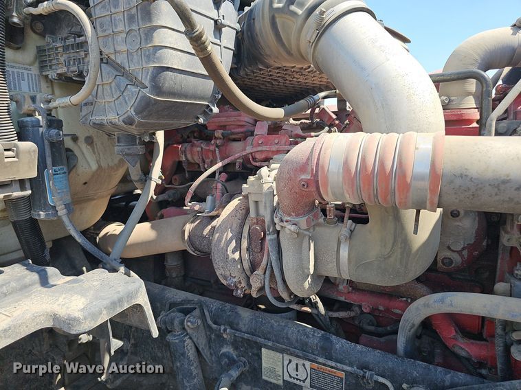 image for item DS4645 2015 Peterbilt 567 semi truck