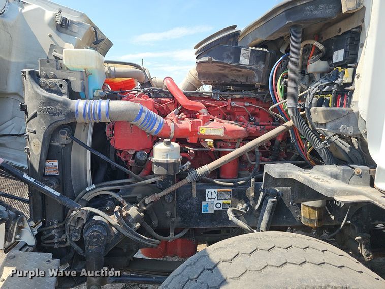 image for item DS4645 2015 Peterbilt 567 semi truck