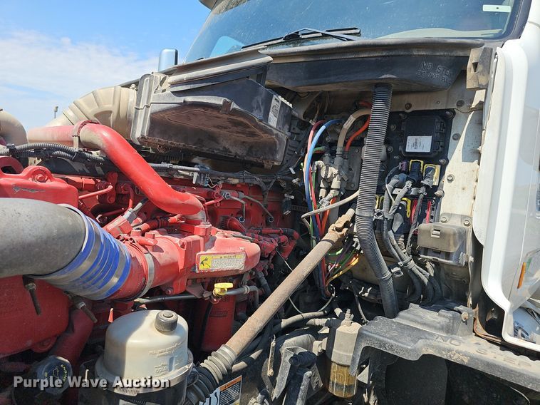 image for item DS4645 2015 Peterbilt 567 semi truck