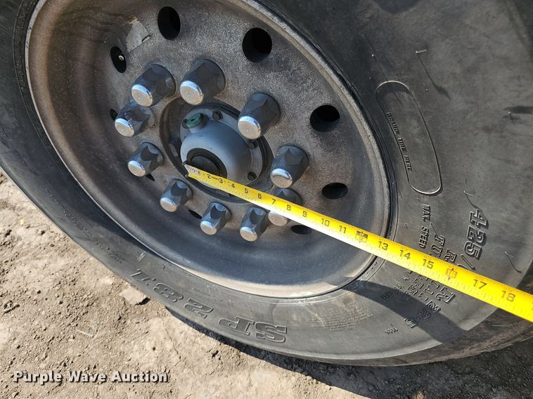 image for item DS4645 2015 Peterbilt 567 semi truck