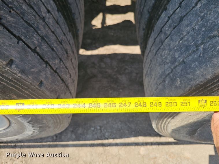 image for item DS4645 2015 Peterbilt 567 semi truck