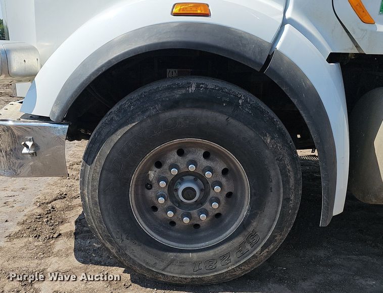 image for item DS4645 2015 Peterbilt 567 semi truck