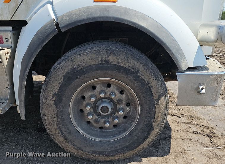 image for item DS4645 2015 Peterbilt 567 semi truck