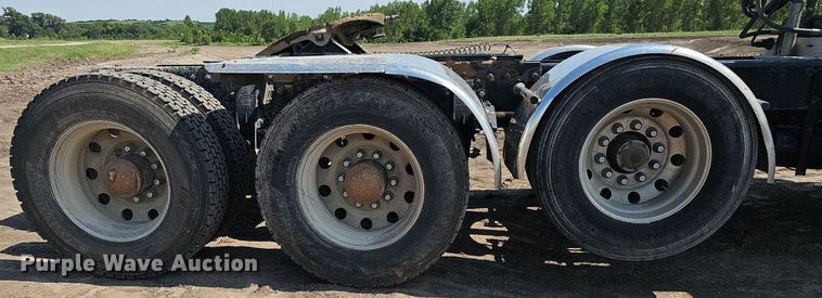 image for item DS4645 2015 Peterbilt 567 semi truck