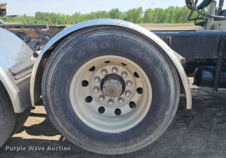 image for item DS4645 2015 Peterbilt 567 semi truck