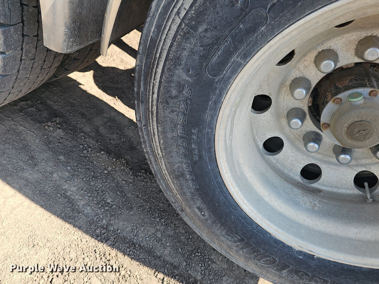 image for item DS4645 2015 Peterbilt 567 semi truck