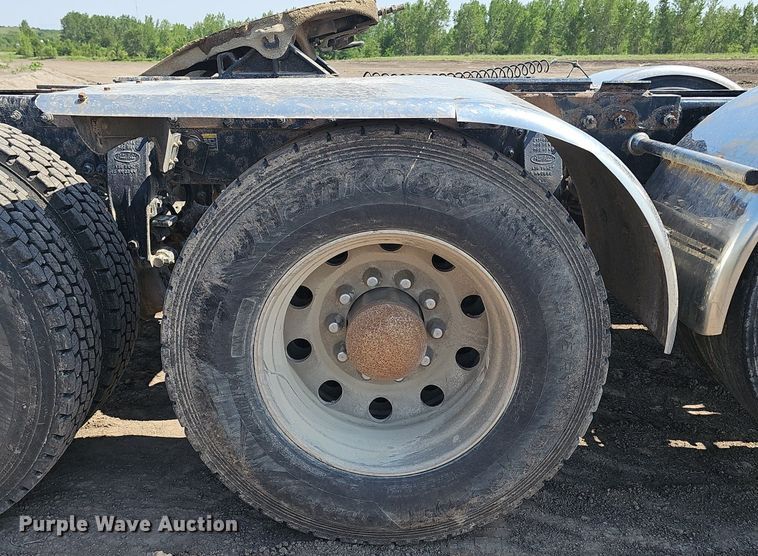 image for item DS4645 2015 Peterbilt 567 semi truck