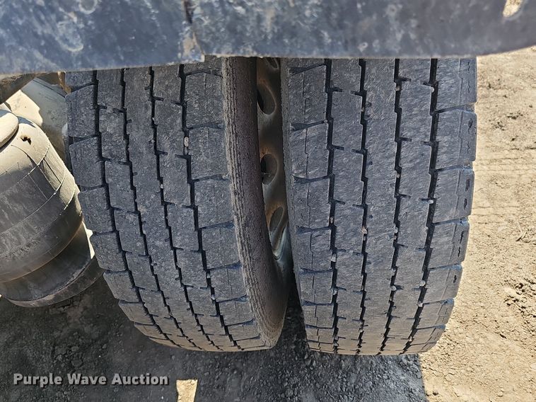 image for item DS4645 2015 Peterbilt 567 semi truck