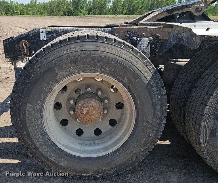 image for item DS4645 2015 Peterbilt 567 semi truck