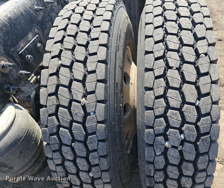 image for item DS4645 2015 Peterbilt 567 semi truck