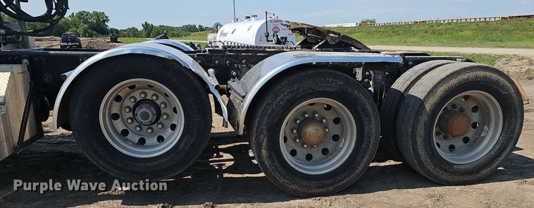 image for item DS4645 2015 Peterbilt 567 semi truck