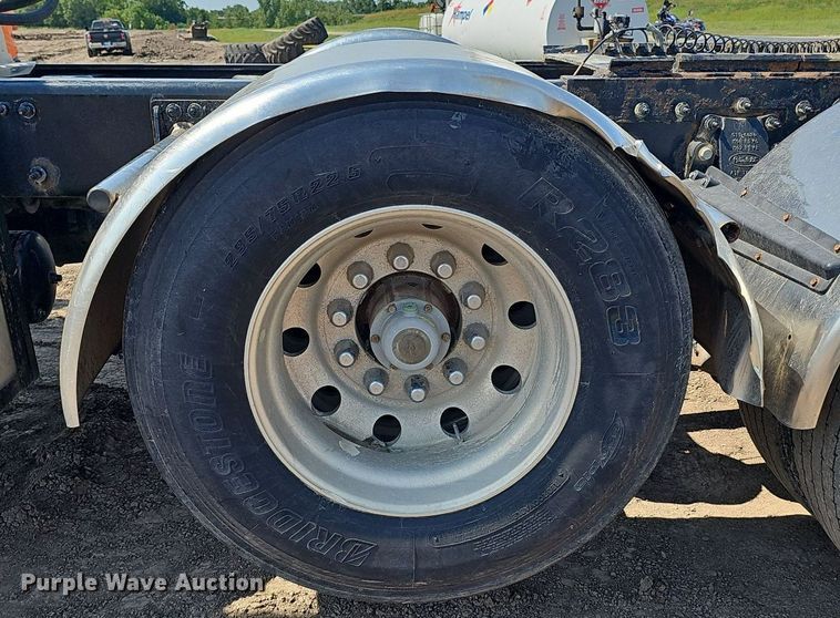 image for item DS4645 2015 Peterbilt 567 semi truck