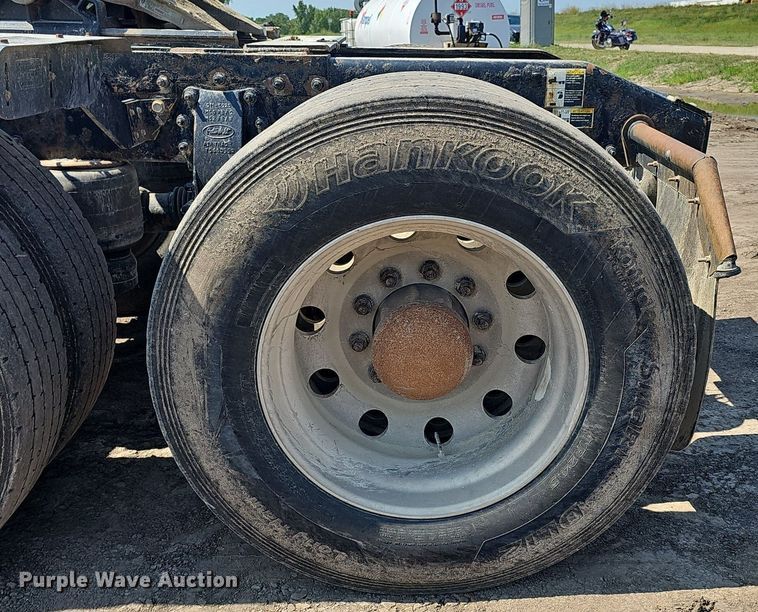 image for item DS4645 2015 Peterbilt 567 semi truck