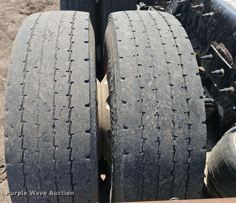 image for item DS4645 2015 Peterbilt 567 semi truck