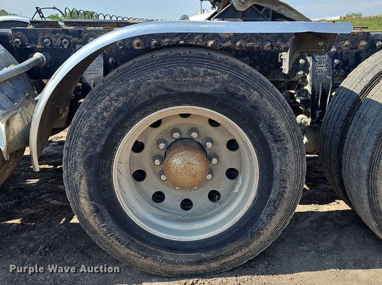 image for item DS4645 2015 Peterbilt 567 semi truck