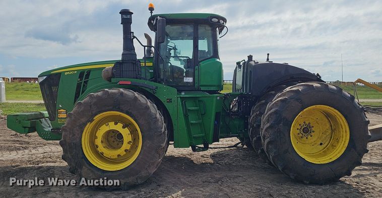 image for item DS4647 2019 John Deere 9520R Scraper Special 4WD tractor