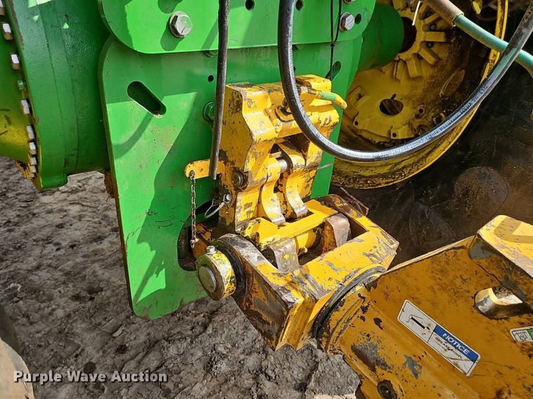 image for item DS4647 2019 John Deere 9520R Scraper Special 4WD tractor