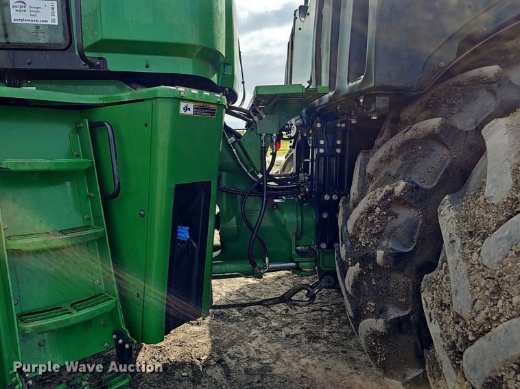 image for item DS4647 2019 John Deere 9520R Scraper Special 4WD tractor